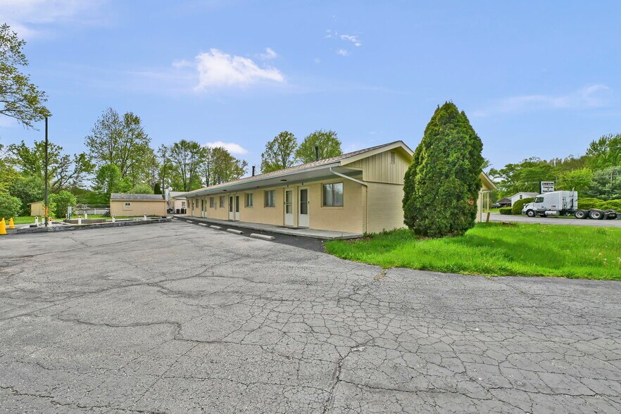 More Photos Of 44077 Oberlin Elyria Rd, Oberlin Hotel For Sale