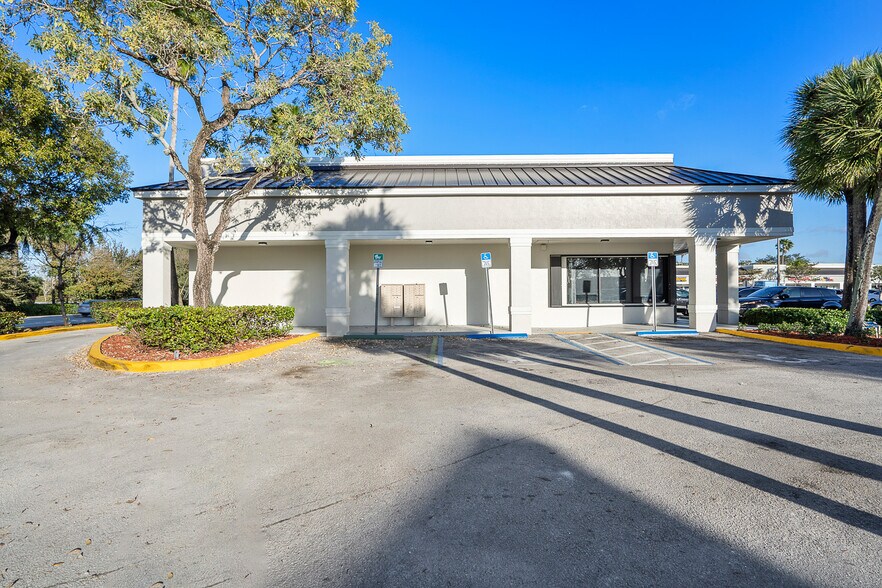 More Photos Of 3300-3320 W 84th St, Hialeah Storefront For Sale