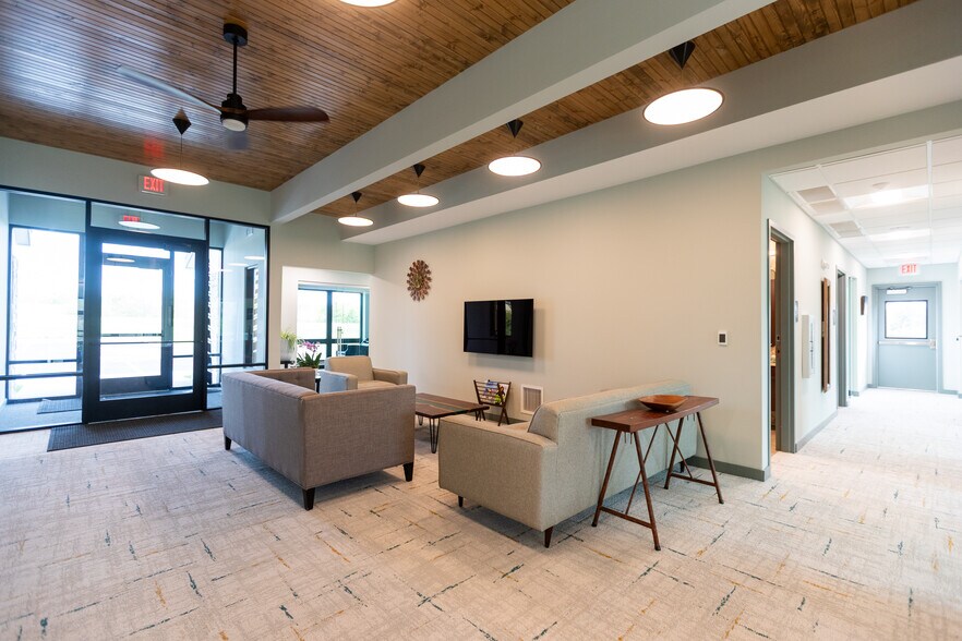 More Photos Of 4801 Quail Crest Pl, Lawrence Coworking Space