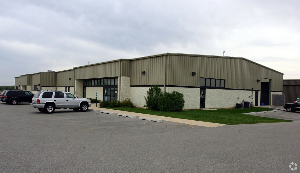 More Photos Of 10991-10995 Ruth Rd, Huntley Showroom For Lease