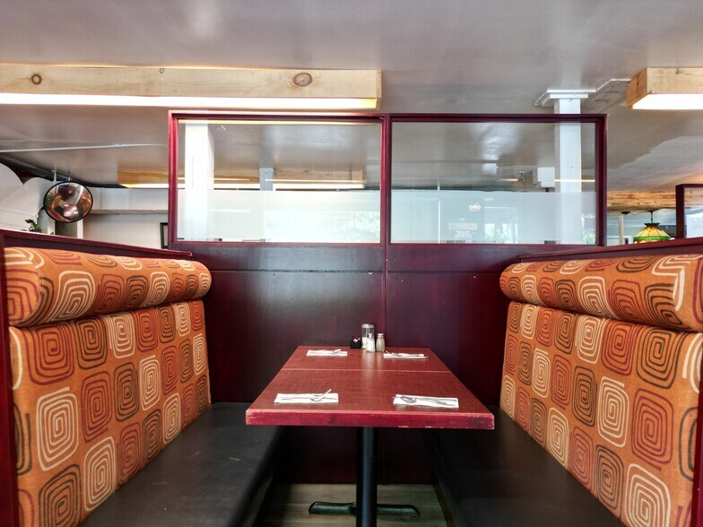 More Photos Of 655 Bayview Dr, Ottawa Restaurant For Sale