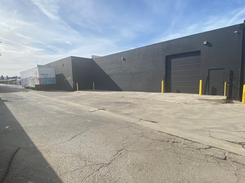 More Photos Of 19316-19320 Londelius St, Northridge Warehouse For Lease