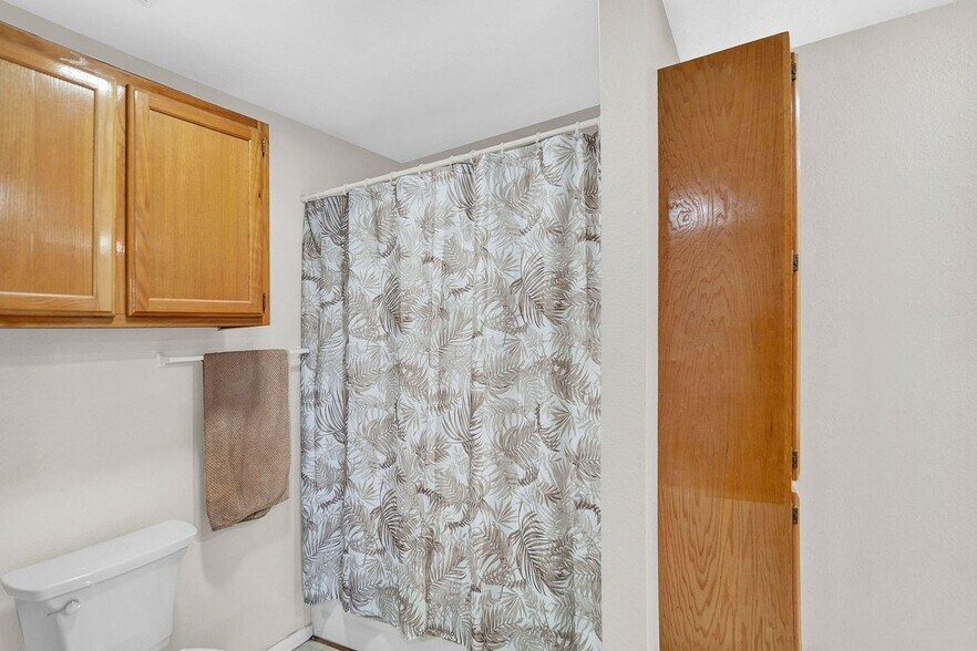 More Photos Of 389 Interstate 35 S, Devine Unknown For Lease