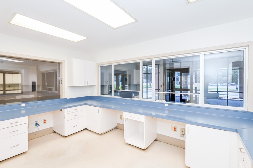 More Photos Of 1487 Belk Blvd, Oxford Office For Sale
