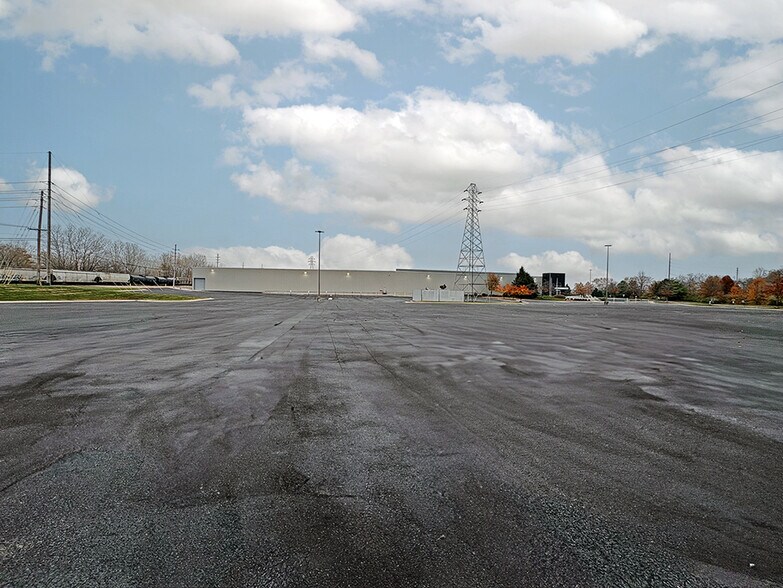 More Photos Of 1420 Discovery Pky, Alton Warehouse For Lease