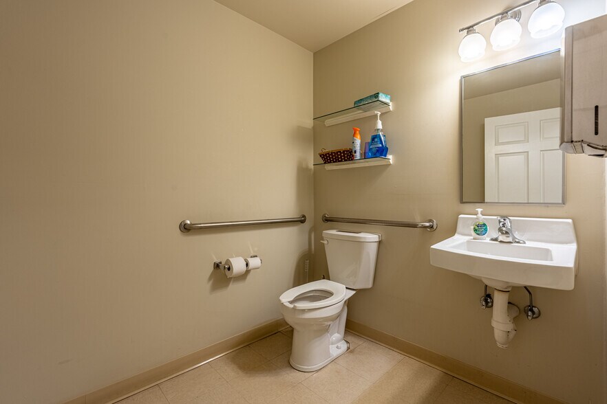 More Photos Of 1303 Macom Dr, Naperville Medical For Lease