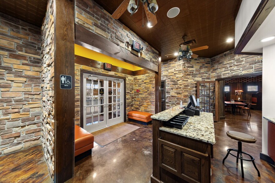 More Photos Of 2400 N Town Center Dr, Washington Restaurant For Sale