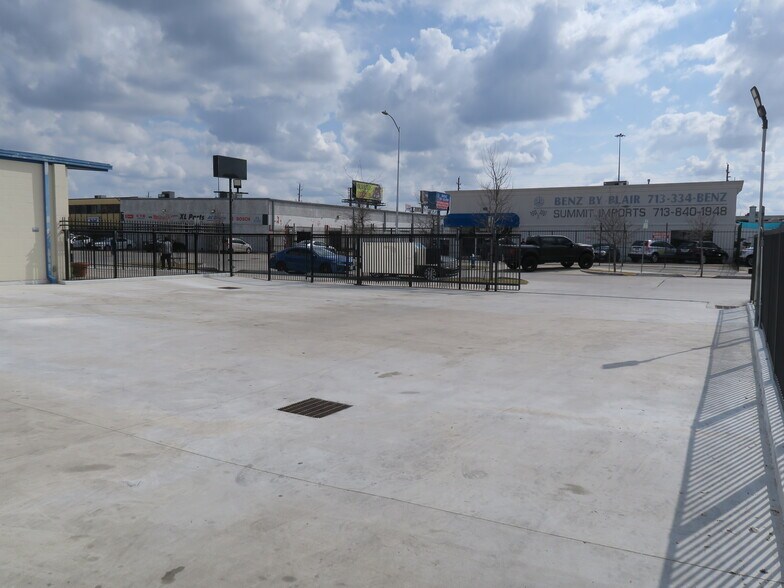 More Photos Of 5638 Star Ln, Houston Auto Dealership For Lease
