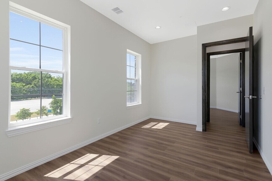 More Photos Of 950 N Main St, Keller Medical For Lease