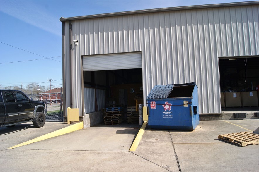 More Photos Of 1001 Dumont St, South Houston Distribution For Sale