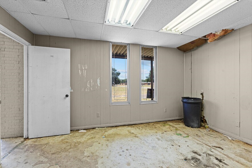 More Photos Of 600 Turner Dr, Palestine Warehouse For Sale