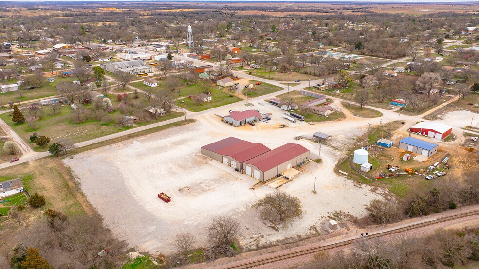 More Photos Of 122 N Hickory, Roff Flex For Sale