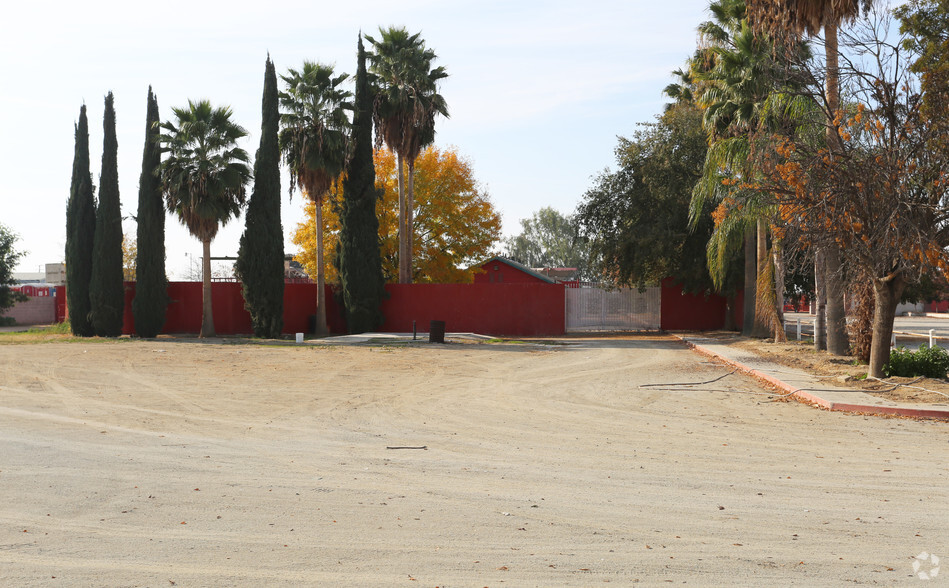 Primary Photo Of 11475 Garzoli Ave, Delano Horse Stables For Sale