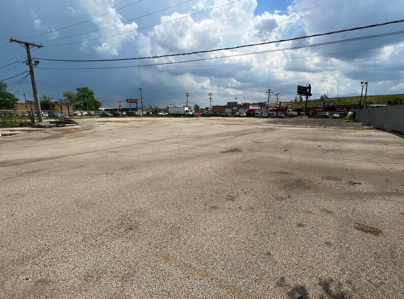 More Photos Of 2375 E Oakton St, Arlington Heights Service For Sale