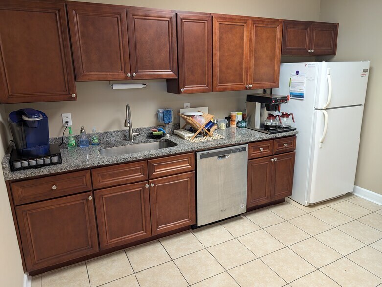 More Photos Of 729 Thimble Shoals Blvd, Newport News Office For Sale