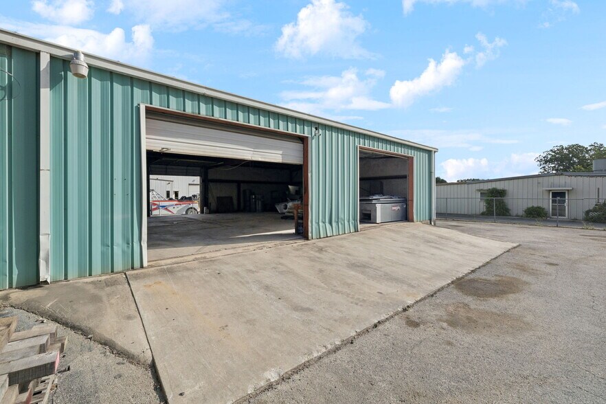 More Photos Of 100 Pecan Dr, Schertz Service For Lease