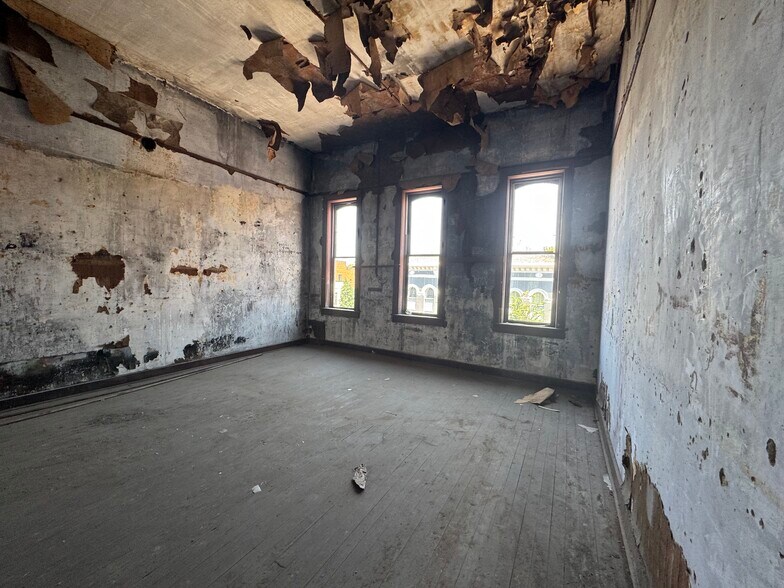 More Photos Of 725 Main St, Lafayette Storefront For Sale