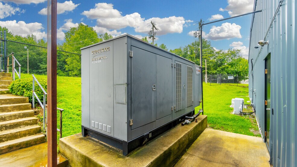 More Photos Of 1907 Gateway Blvd, Charlotte Warehouse For Sale