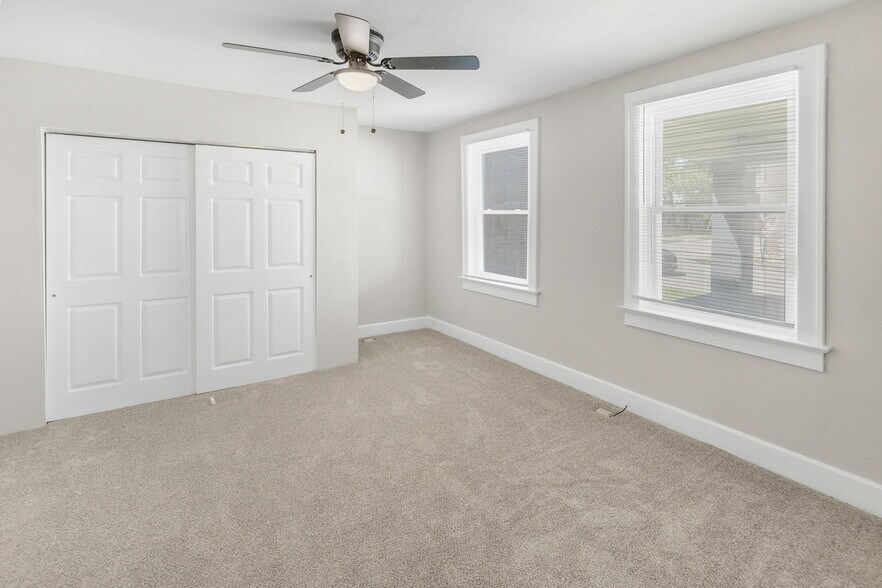 More Photos Of 302 N High St, Belleville Freestanding For Sale