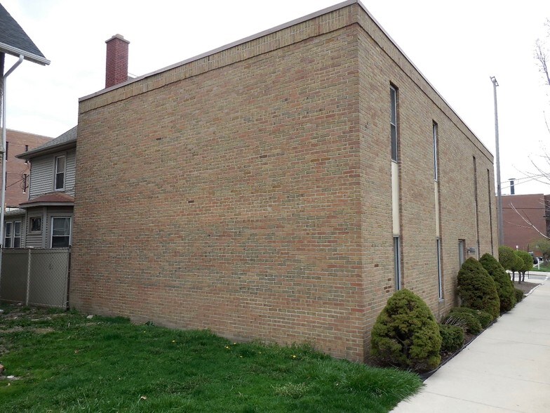 More Photos Of 204 S Macomb St, Monroe Office For Sale