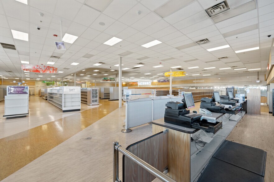 More Photos Of 15025 Olympic Dr, Clearlake Drugstore For Lease