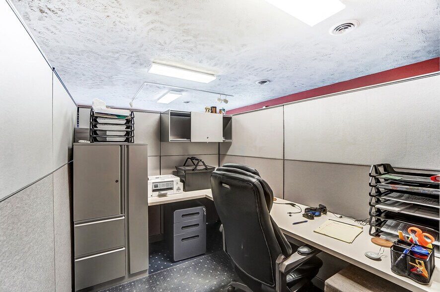 More Photos Of 20660 W Bowling Green Road, Weston Auto Repair For Lease