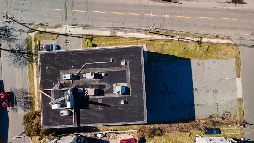 More Photos Of 727 Honeyspot Rd, Stratford Office Residential For Lease