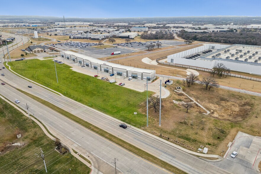 More Photos Of 550 W Round Grove Rd, Lewisville Showroom For Lease