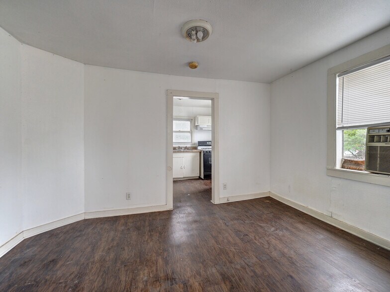More Photos Of 1106 E Huisache Ave, Kingsville Apartments For Sale
