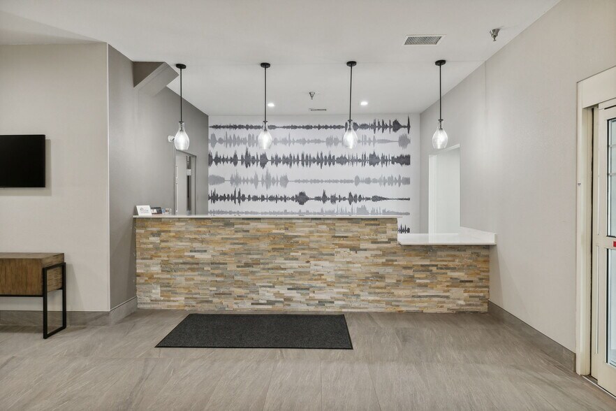 More Photos Of 126 Expressway Dr, Manchester Hotel For Sale