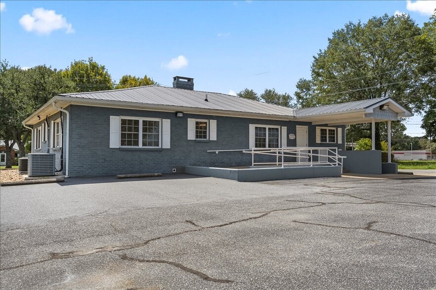 More Photos Of 492 W Main St, Forest City Freestanding For Sale