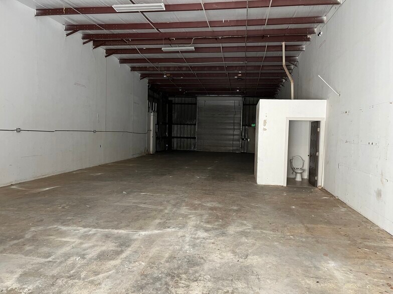 More Photos Of 4073-4081 Mercantile Ave, Naples Manufacturing For Lease