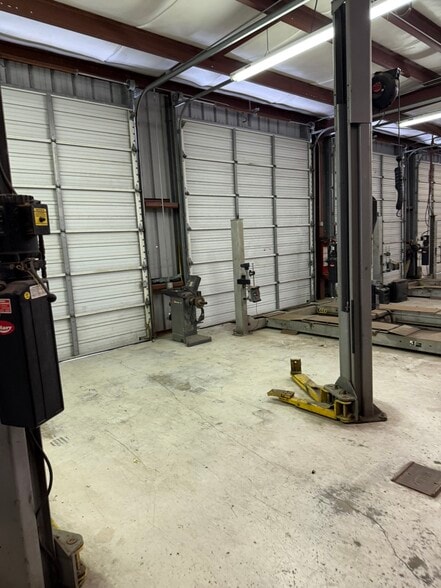 More Photos Of 4005 N Navarro St, Victoria Warehouse For Lease