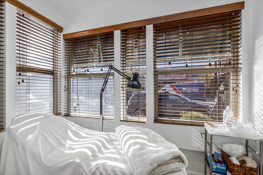 More Photos Of 2032 34th Ave SW, Calgary Office For Sale