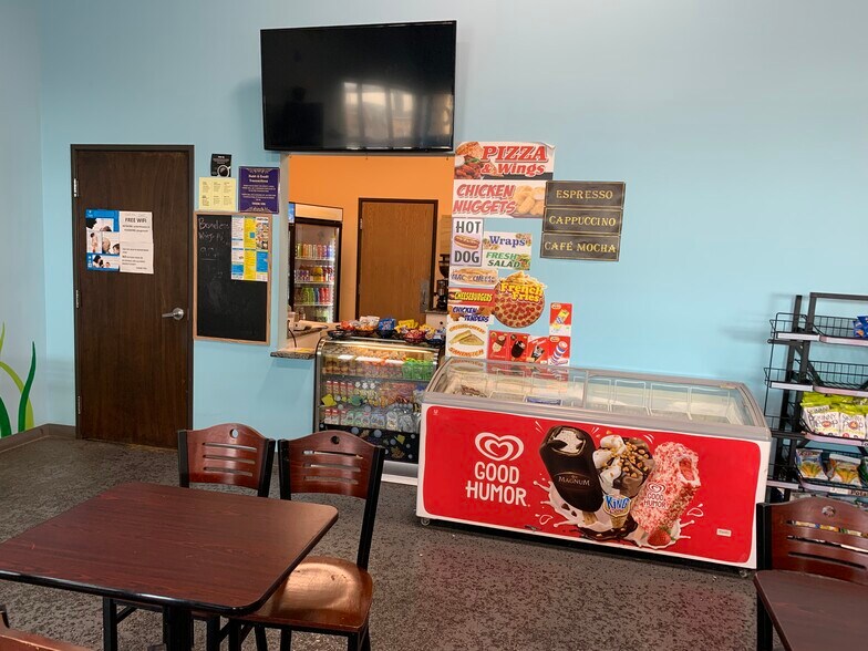 More Photos Of 90 W Maple Rd, Troy Restaurant For Lease