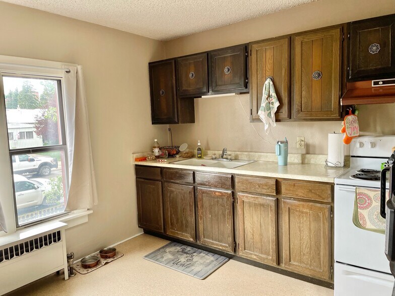 More Photos Of 710 Cedar Ave, Kemmerer Apartments For Sale