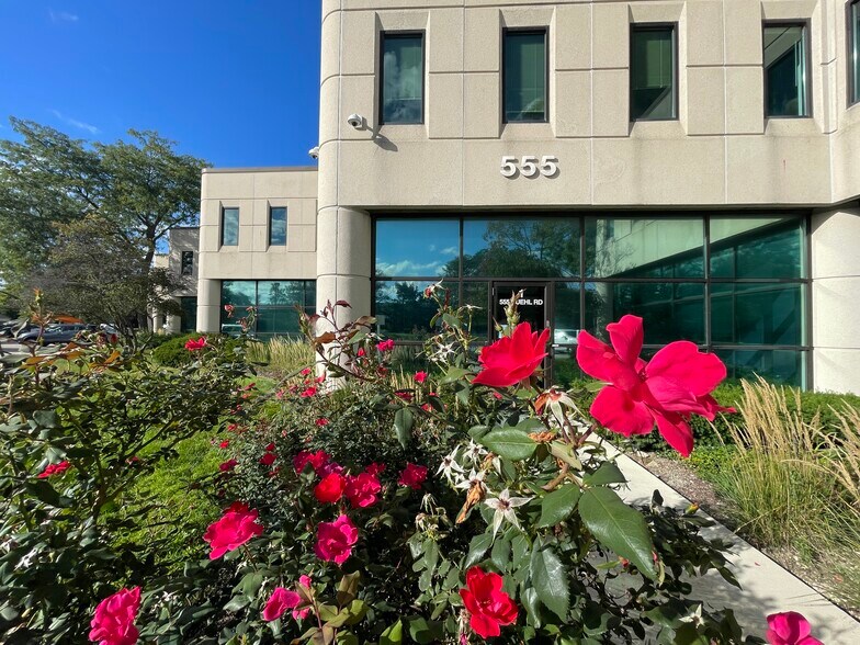 More Photos Of 555 Huehl Rd, Northbrook Service For Lease