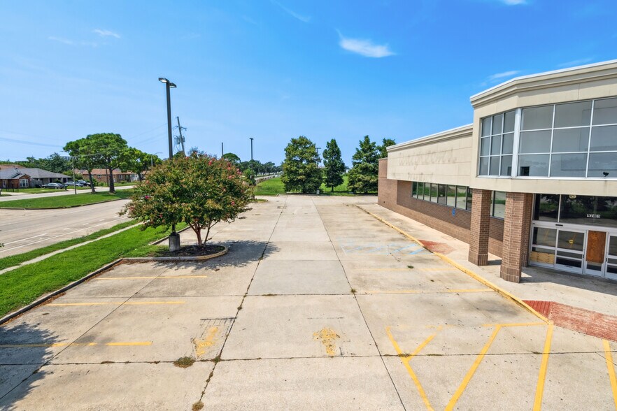 More Photos Of 7401 Read Blvd, New Orleans Drugstore For Sale