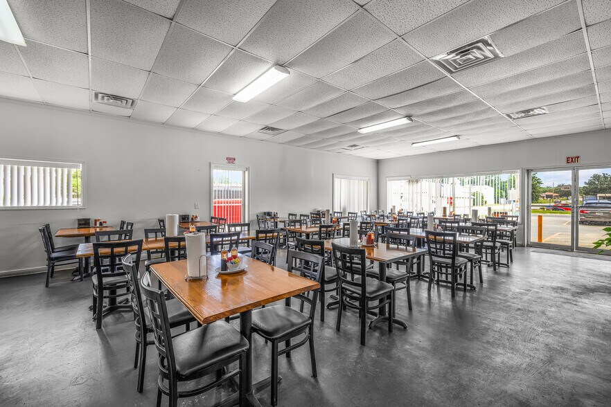 More Photos Of 697 W Cherry St, Jesup Restaurant For Sale