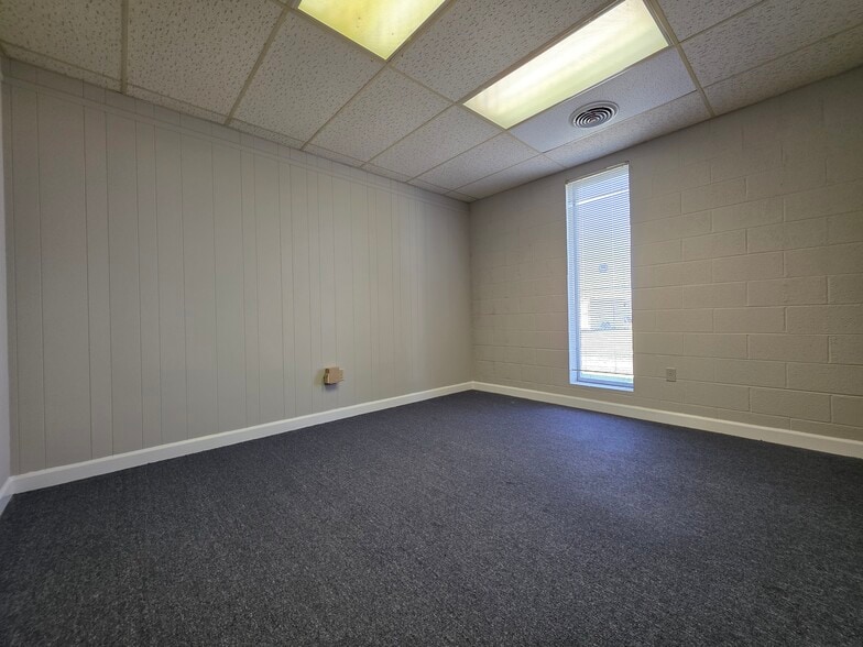 More Photos Of 404 St Andrews Dr, Greenville Office For Lease