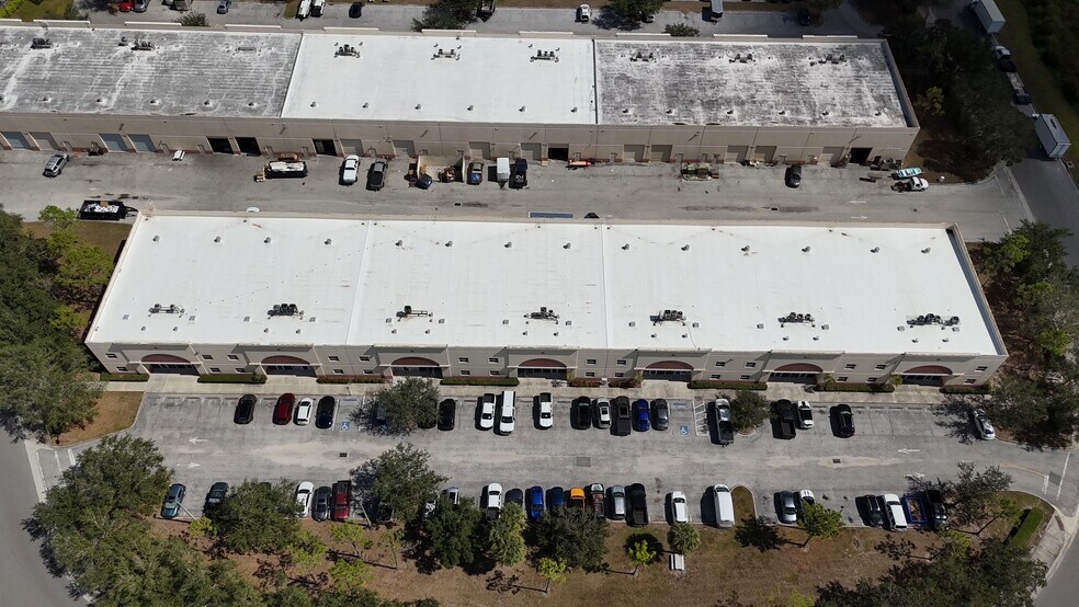 More Photos Of 787 Commerce Dr, Venice Warehouse For Lease