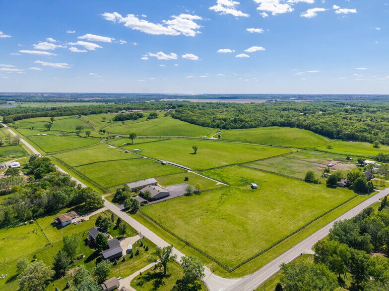 More Photos Of 7820 SE Vandalia Dr, Runnells Veterinarian Kennel For Sale