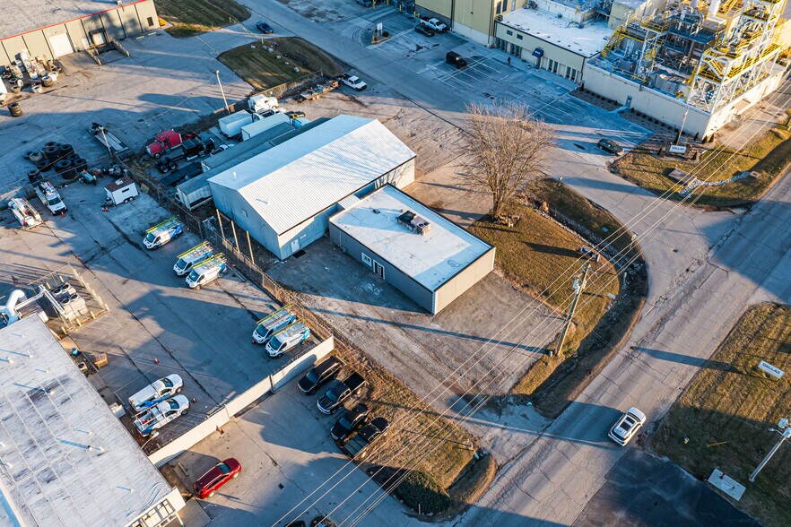 More Photos Of 1301 Fabricon Blvd, Jeffersonville Light Manufacturing For Lease