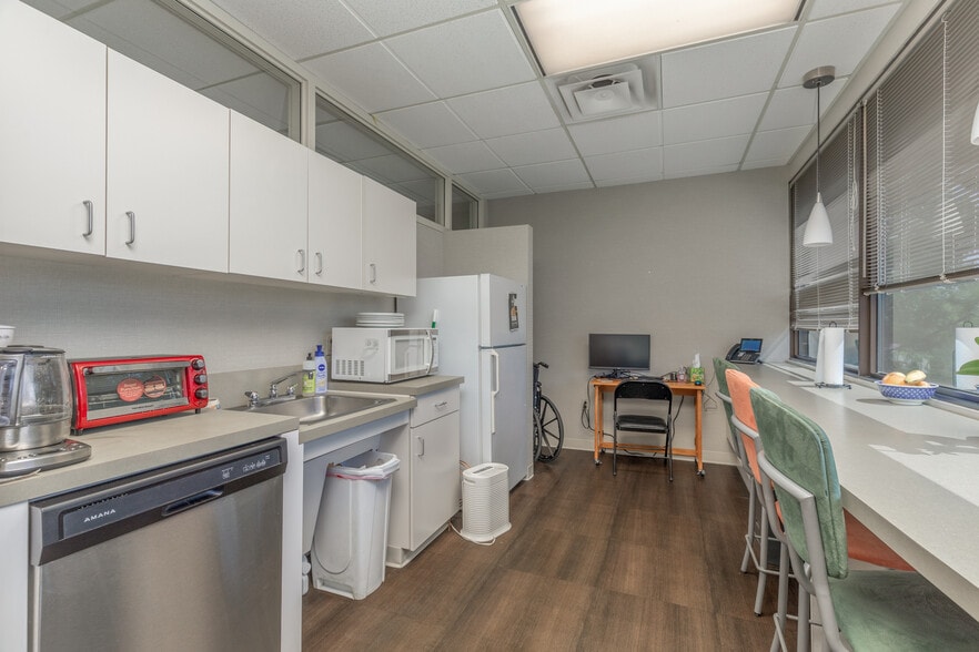 More Photos Of 11709 Old Ballas Rd, Saint Louis Medical For Sale