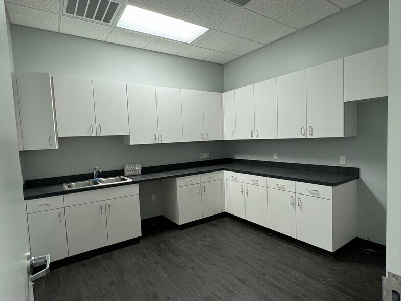 More Photos Of 10781 Park Blvd, Seminole Unknown For Lease