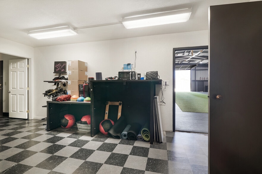 More Photos Of 1301 E Main St, Santa Paula Service For Sale