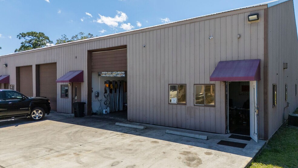 More Photos Of 1556-1578 SE South Niemeyer Cir, Port Saint Lucie Warehouse For Sale