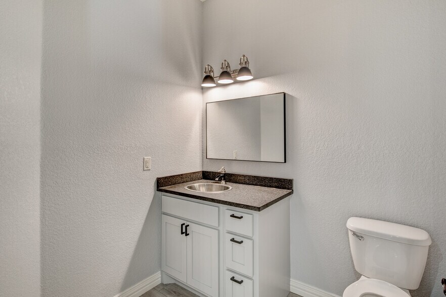 More Photos Of 7633 Bellaire Dr S, Fort Worth Medical For Sale