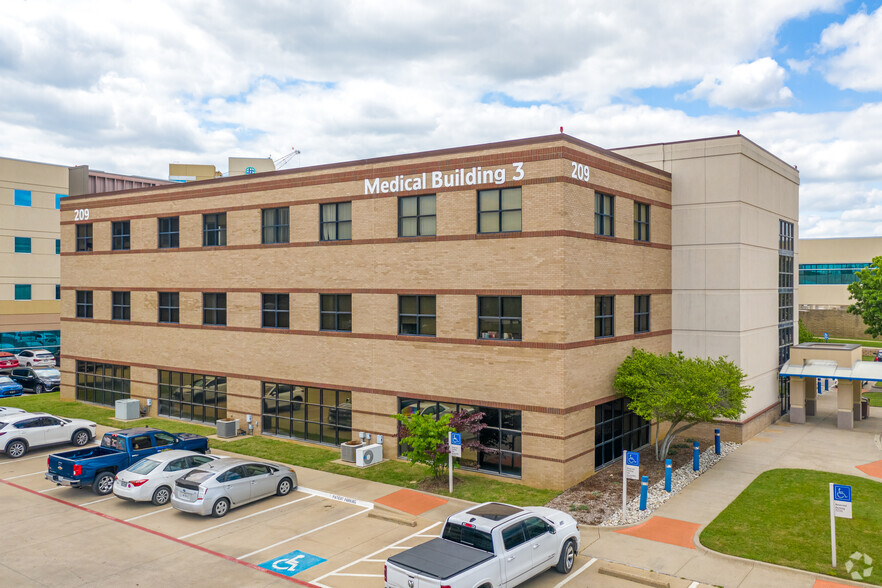 Primary Photo Of 209 N Bonnie Brae St, Denton Medical For Lease