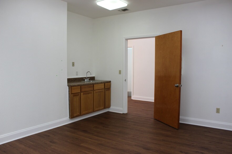 More Photos Of 515 E Court St, Seguin Office Residential For Lease